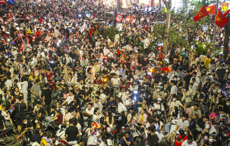 Hà Nội: Biển người đổ về Công viên Thống Nhất để ngắm pháo hoa