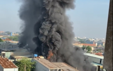 Cháy lớn tại 1 bãi xe ở Bình Chánh