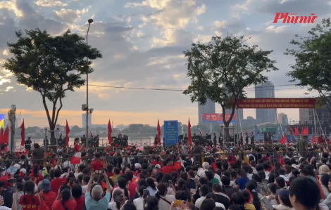 Người dân, cựu chiến binh hát vang bài "Như có Bác Hồ trong ngày vui đại thắng” trong lúc chờ bắn pháo đại bác