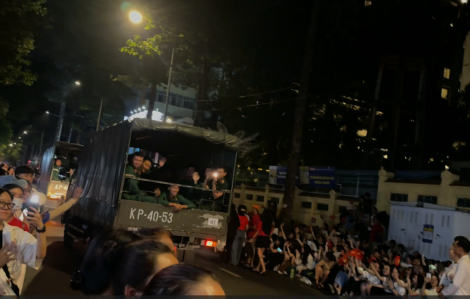 Người dân hò reo khi đoàn diễu binh xuất hiện