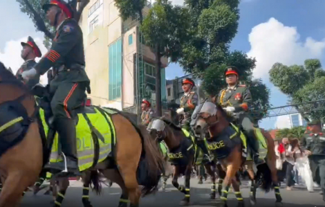 Người dân phấn khích theo từng bước chân