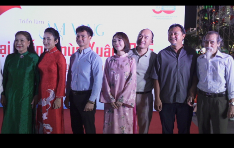 Khán giả bao vây NSND Xuân Bắc, NSND Kim Xuân, Thu Trang, Tiến Luật… để cùng chụp ảnh