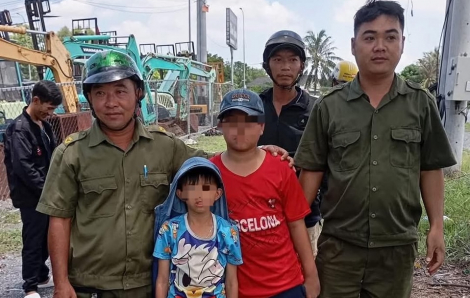 Phát hiện 2 bé trai đang đạp xe từ Đồng Nai đến TPHCM xem diễu binh