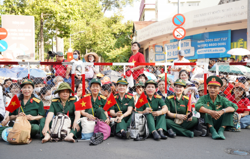 Xuyên đêm vượt trăm cây số, "cháy" hết mình vì khoảnh khắc lịch sử
