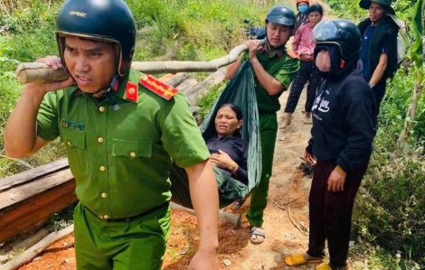 Vượt 1km đường rừng, công an xã khiêng sản phụ sinh con trong rẫy ra Trạm Y tế