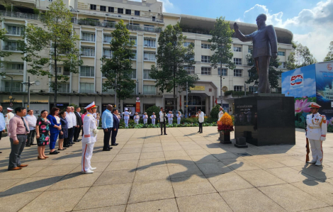 Lãnh đạo Belarus và Cuba dâng hoa tượng đài Chủ tịch Hồ Chí Minh