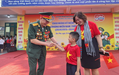 TPHCM: Học sinh Tân Phú lắng nghe lịch sử từ cựu chiến binh