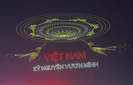 Người dân reo hò, thích thú với 10.500 drone tái hiện các khoảnh khắc lịch sử của dân tộc