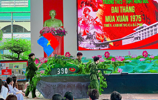 Học sinh TPHCM đồng diễn, tái hiện lịch sử mừng đại lễ 30/4