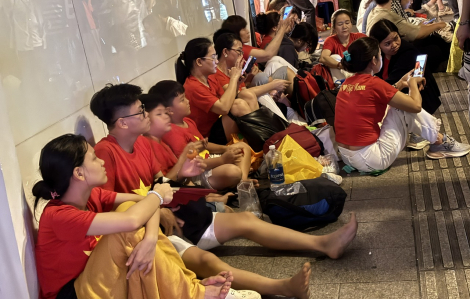 Biển người trắng đêm chờ đón đại lễ