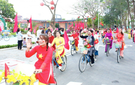 Hơn 250 người diễu hành áo dài với xe đạp chào mừng đại lễ 30/4