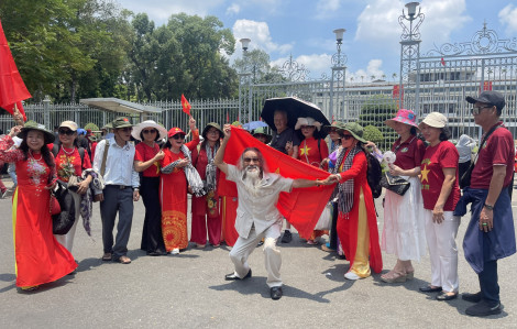 Ngoại hình nổi bật của cụ ông 79 tuổi đi xem diễu binh ở trung tâm TPHCM