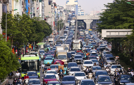 Người dân nối đuôi nhau về quê nghỉ lễ 30/4-1/5, đường phố Hà Nội đông nghịt phương tiện
