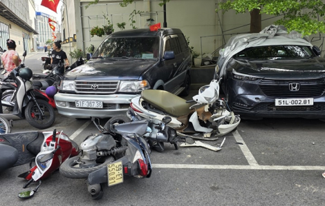 Nhiều ô tô, xe máy bị tông ngã tại chung cư Moonlight Residences