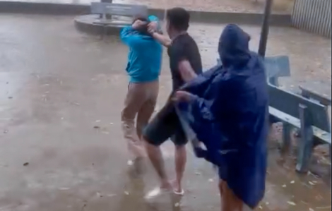 Nữ giáo viên bị phụ huynh nắm tóc kéo ra đứng giữa trời mưa