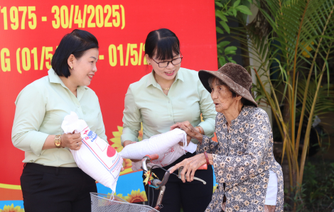 Tặng 1 tấn gạo cho người dân có hoàn cảnh khó khăn