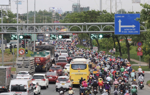 Người dân ùn ùn rời TPHCM nghỉ lễ 30/4