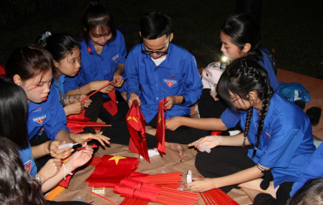 1.000 lá cờ đỏ miễn phí và hành trình thầm lặng của những trái tim yêu nước