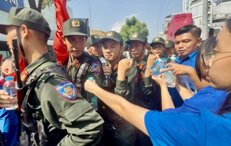 Mát lòng những chai nước, trái cây, sữa, khăn lạnh... của người dân tặng các anh chiến sĩ