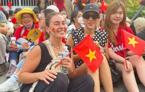 Du khách nước ngoài cùng người dân ra đường hòa chung không khí ngày lễ