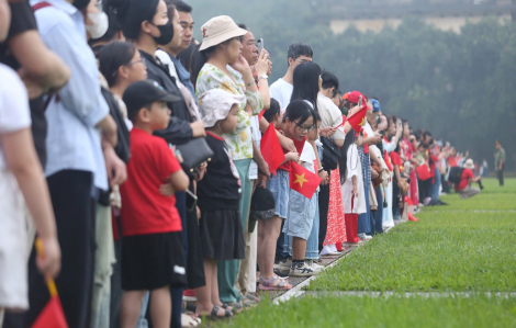 Hàng ngàn người dân xếp hàng xem lễ Chào cờ sáng 30/4 trên quảng trường Ba Đình