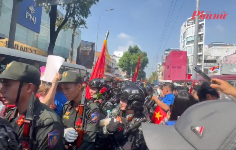 Tặng hoa hồng, nước uống, người dân bịn rịn chia tay lực lượng diễu binh, diễu hành