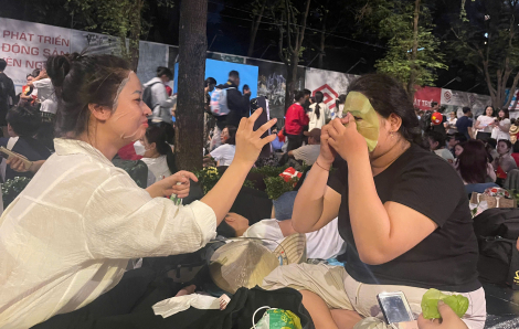 Trắng đêm chờ xem lễ diễu binh, chị em vẫn không quên làm đẹp