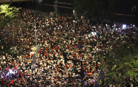 Trung tâm TPHCM náo nhiệt trong đêm chờ "ngày hội non sông"