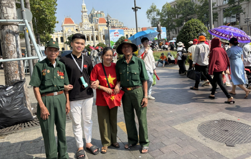 Cháu trai dẫn ông ngoại và ông nội dự đại lễ để thấy đất nước mình tươi đẹp