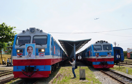 Ga Đà Nẵng ngập cờ đỏ sao vàng đón 2 đoàn tàu Thống Nhất