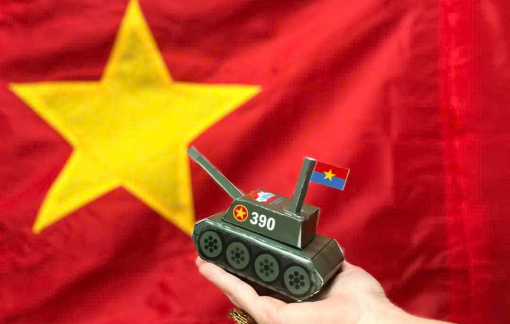 Giới trẻ TPHCM săn lùng các ấn phẩm đặc biệt về 30/4