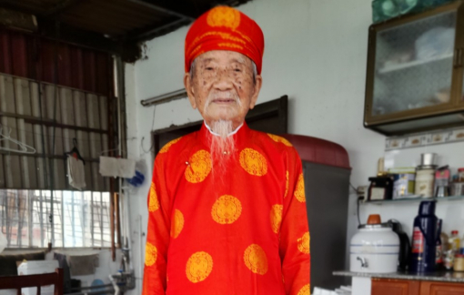 “Lên” áo dài, cụ ông 105 tuổi hăm hở đi dự đại lễ