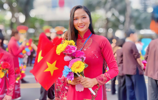 Nam thanh, nữ tú sục sôi khí thế trước giờ diễu hành 30/4