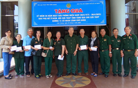 Báo Phụ nữ TPHCM trao 30 phần quà cho các nữ thanh niên xung phong tuyến đường 1C