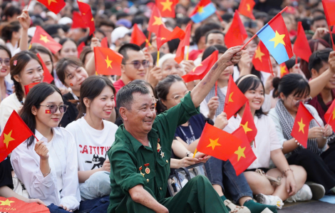 Khối “đặc cách” và những tiếng hò reo: “Con cảm ơn ông rất nhiều!”