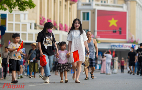 Phố đi bộ Hoàn Kiếm rực rỡ sắc màu dịp nghỉ lễ