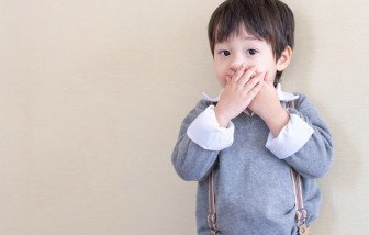 Làm sao biết bé bị loét do nhiệt miệng hay tay chân miệng?