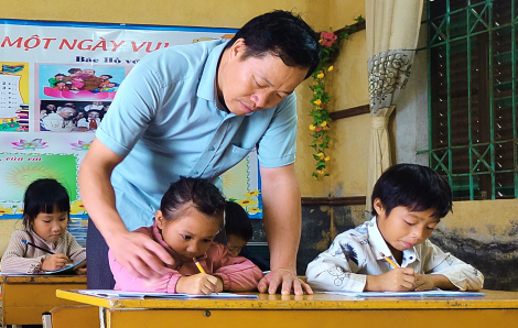 Người thầy “2 vai” làm đổi thay bản làng