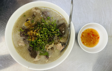 Nhớ món cháo lòng Bình Định giữa chiều mưa Sài Gòn