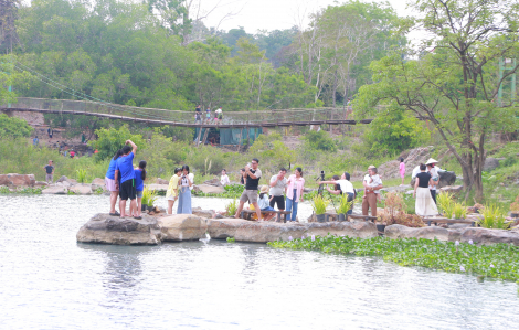 Thác nước hùng vĩ ở Đắk Lắk “hút” khách du lịch trong dịp nghỉ lễ 30/4