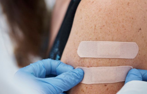 Tiêm vắc xin ở 1 hay cả 2 tay để có hiệu quả nhanh?