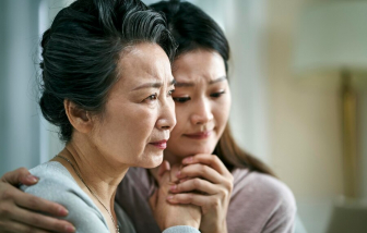 Con dâu từ chối nhận sổ đỏ của mẹ chồng