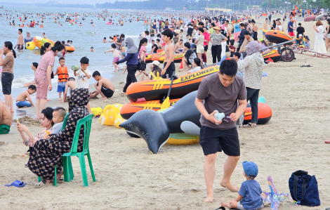 Biển Cửa Lò tấp nập du khách những ngày cuối kỳ nghỉ lễ