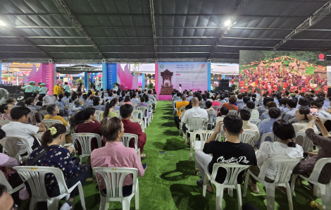 Hàng ngàn tăng ni, Phật tử chờ chiêm bái xá lợi Đức Phật