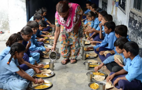 Hơn 100 trẻ em Ấn Độ bị bệnh sau khi ăn bữa trưa có xác rắn chết
