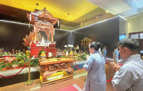 Người dân cung kính chiêm bái xá lợi Đức Phật lần đầu đến Việt Nam