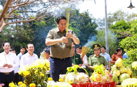 Thủ tướng dâng hương tri ân các Anh hùng liệt sĩ và thăm cựu tù tại Côn Đảo