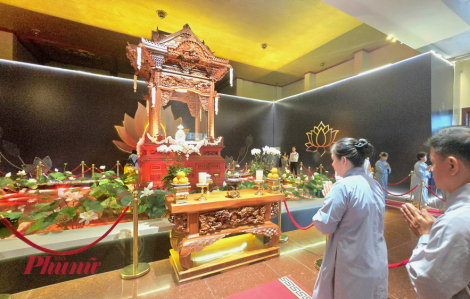 Tin tức ngày 3/5: Người dân cung kính chiêm bái Xá lợi Đức Phật lần đầu đến Việt Nam