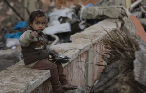 Trẻ em Palestine đói khát, nạn cướp bóc tràn lan