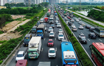 Kết thúc kỳ nghỉ lễ, người dân "rồng rắn" lỉnh kỉnh đồ đạc lên Thủ đô